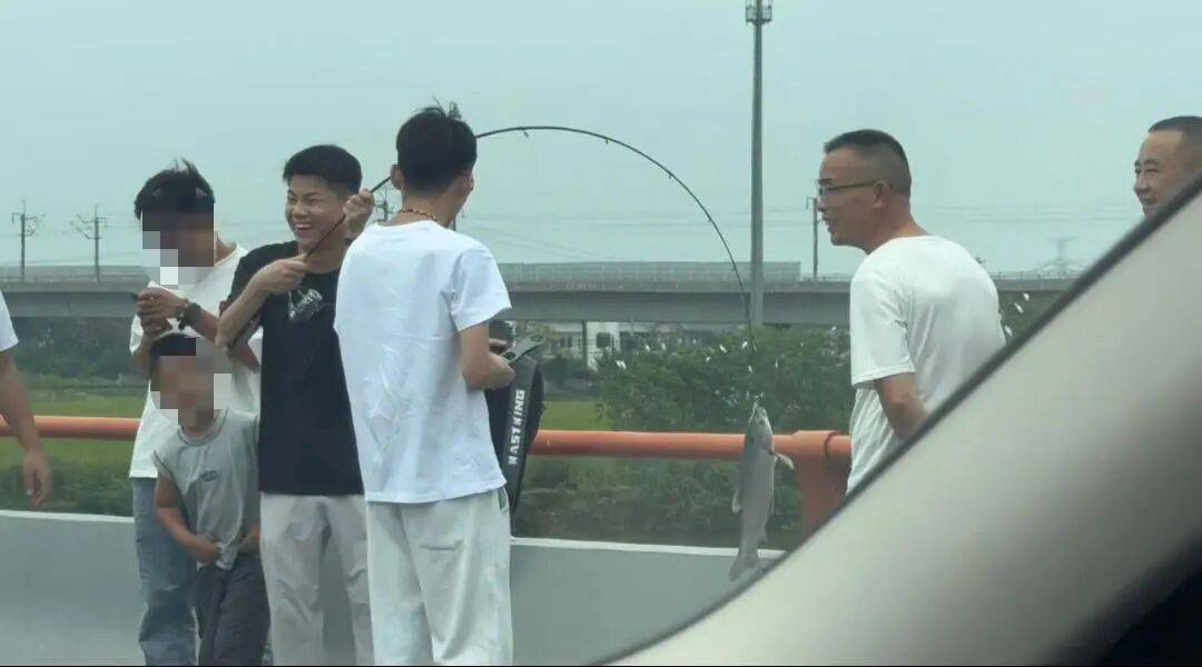 皇冠登3管理出租_男子高速遇堵车下车钓鱼皇冠登3管理出租,首竿即中!开怀大笑:“鱼送路人了”